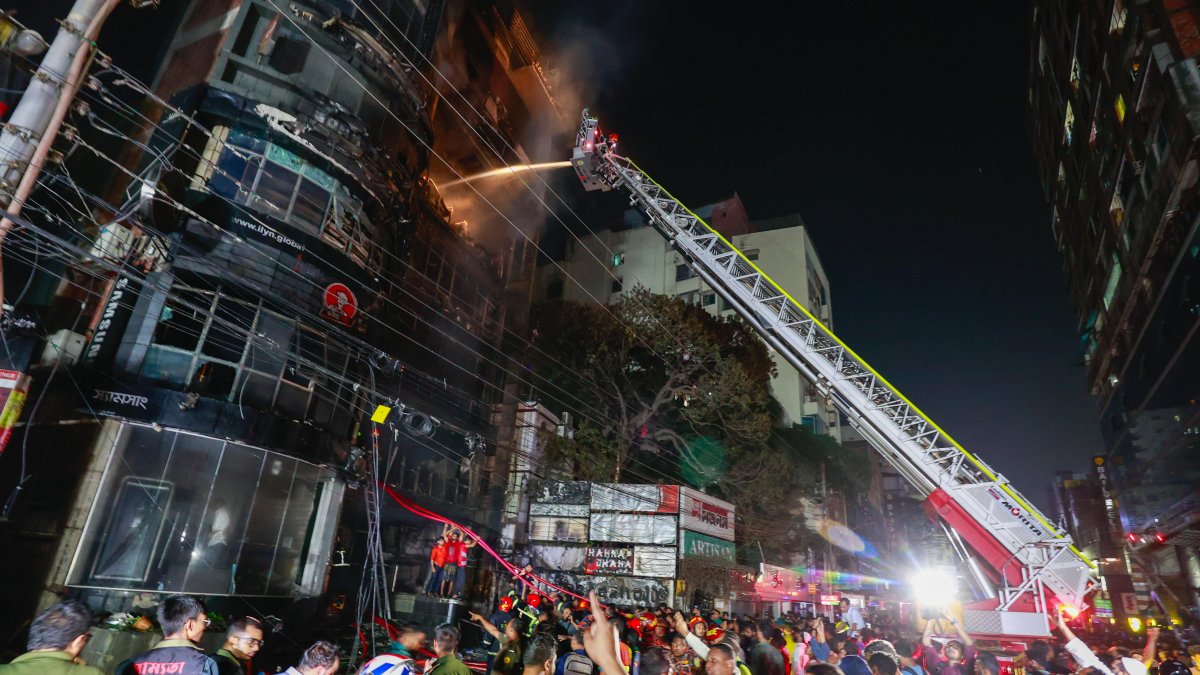 Al menos 22 resultaron heridas en un incendio en un edificio comercial de varias plantas en la zona de Bailey Road en Dacca, una de las áreas más privilegiadas de la capital de Bangladesh.