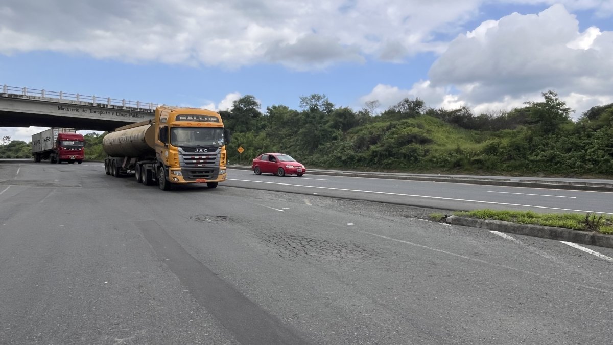 Baches. A lo largo del corredor vial Chongón-Progreso-Playas hay huecos por el aumento del tráfico pesado.
