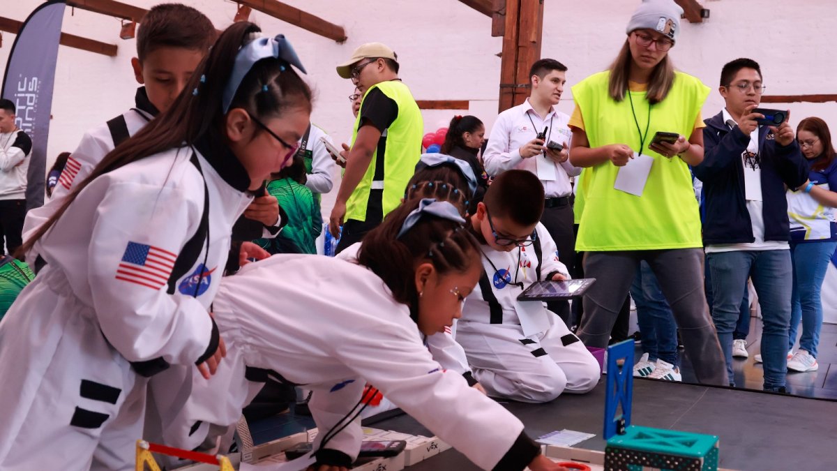Categoría VEX 123. Los niños de entre cinco y siete años compitieron el jueves. Debían programar sus robots en vivo, frente al público y a sus padres.