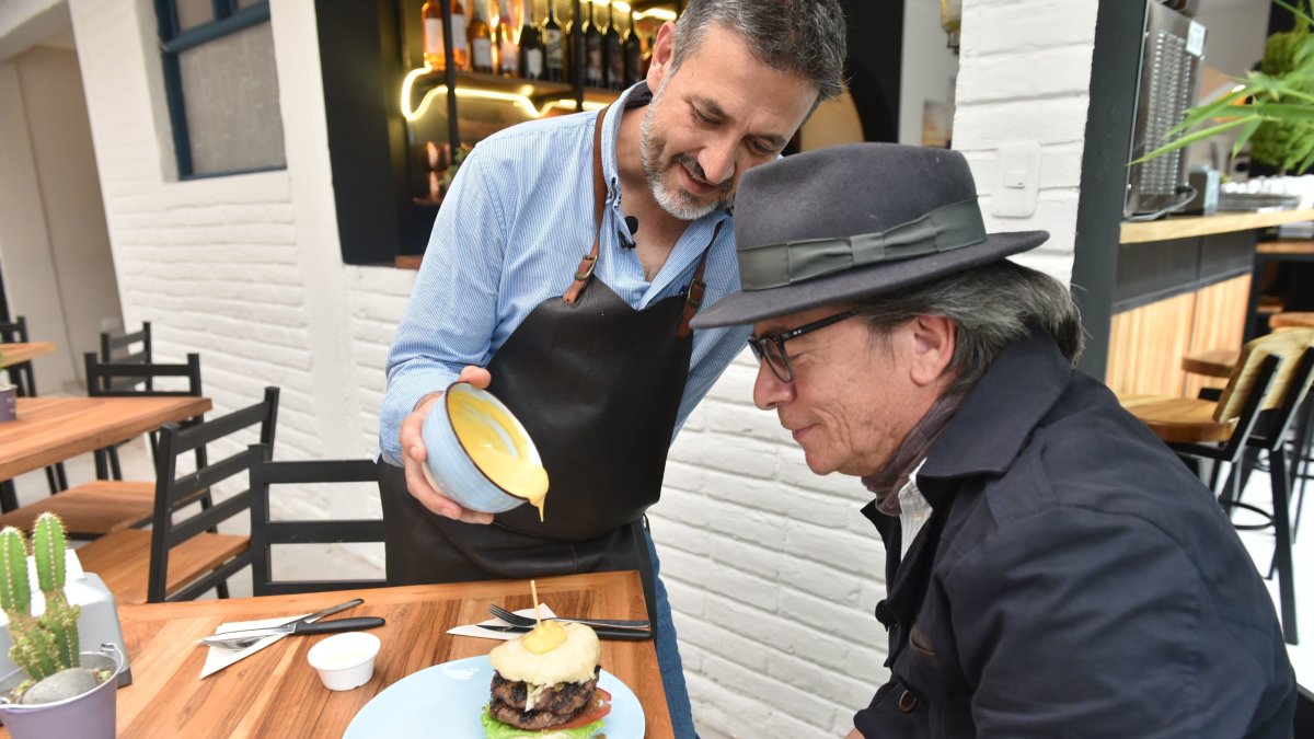 Bistró Gardens tiene el encanto del negocio familiar. En la foto Juan Pablo Falconi y Santiago Estrella.