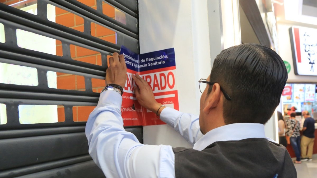 Clausura. En meses recientes se han conocido varios casos en los que se observan alimentos que son manipulados de forma poco higiénica.