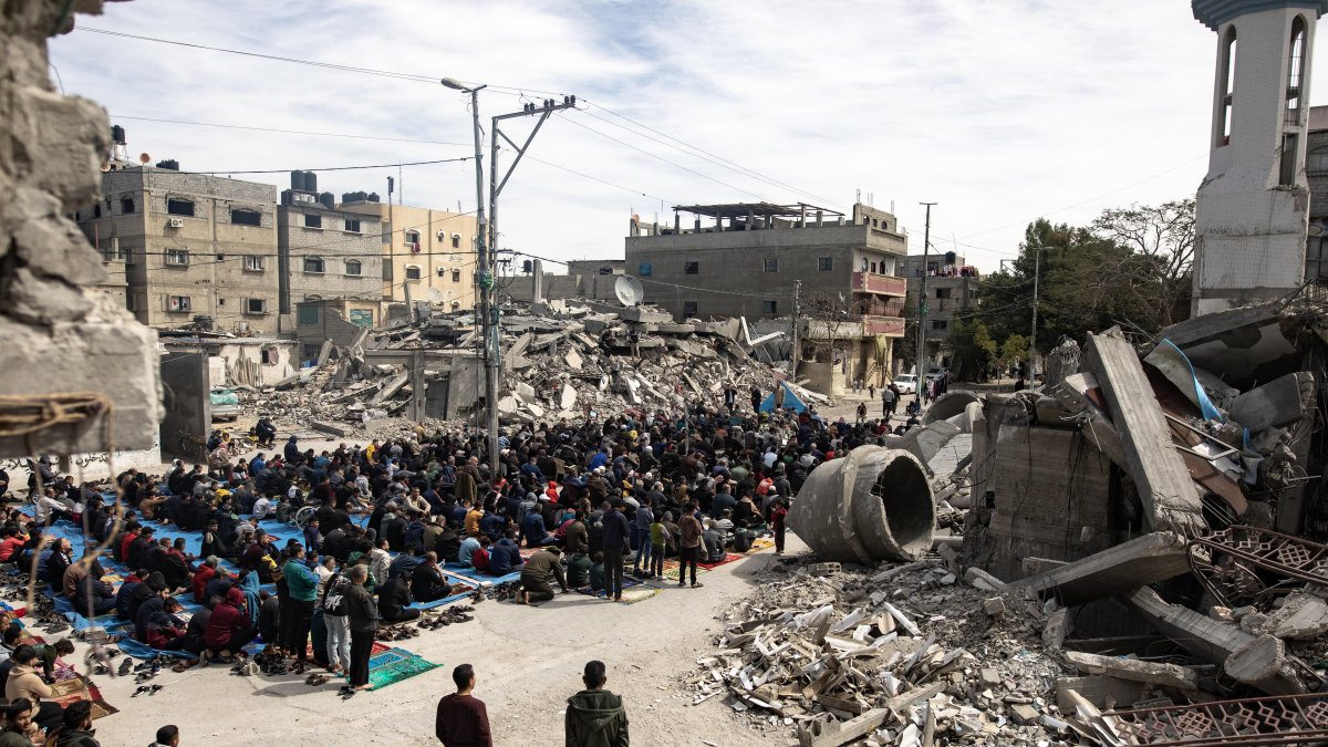 Los palestinos realizan las oraciones del viernes junto a los escombros de la mezquita de Al-Farooq, días después de que fuera destruida en Rafah, sur de la Franja de Gaza, el 1 de marzo de 2024.