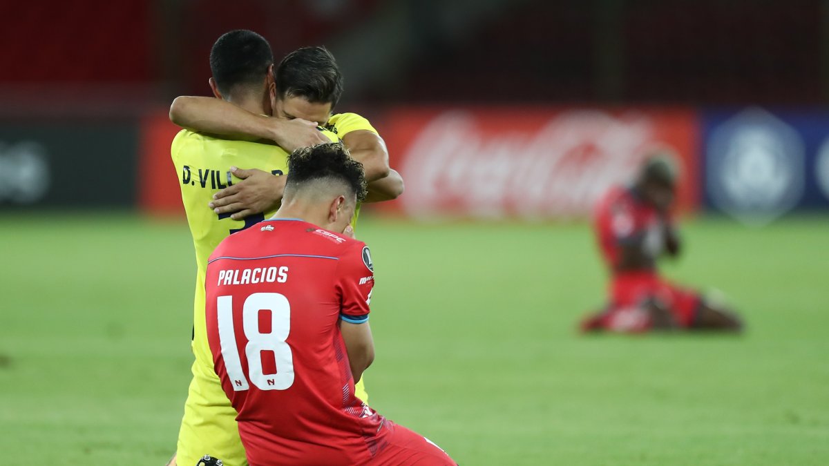 Jugadores de Trinidense celebran junto a Byron Palacios de El Nacional.