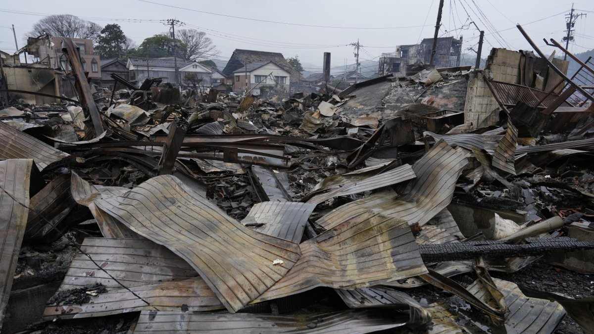 Vista de los restos quemados de estructuras de edificios y vehículos tras un terremoto en Wajima, prefectura de Ishikawa, Japón.