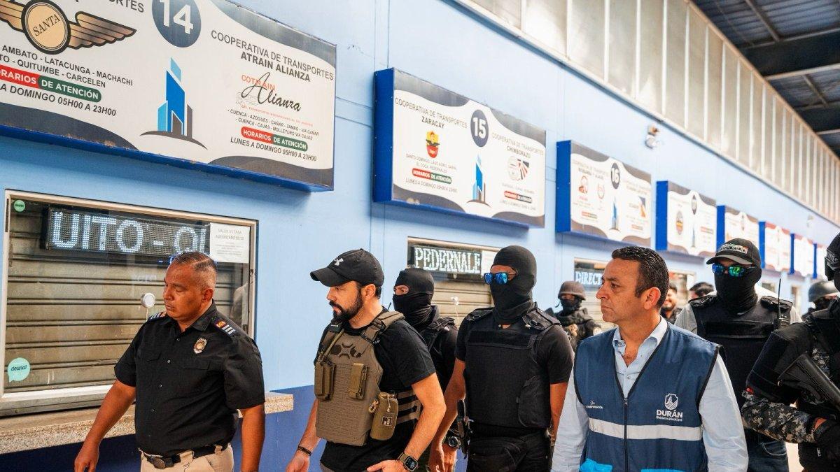 Funcionarios municipales durante la inspección.