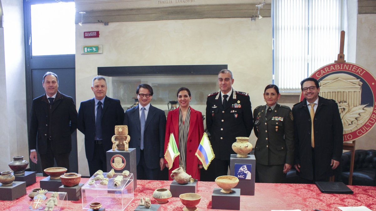Italia ha entregado a Colombia 24 objetos arqueológicos, así como una importante escultura de terracota.