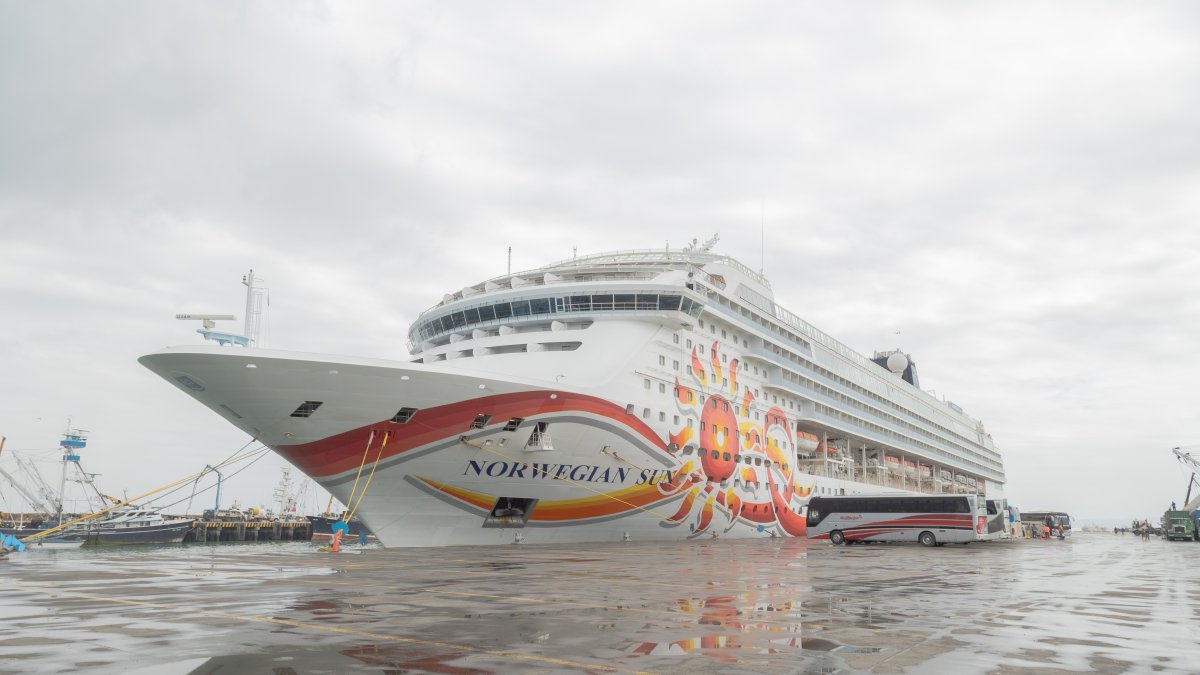 Turismo.- El crucero  Norwegian Sun en el puerto de Manta.