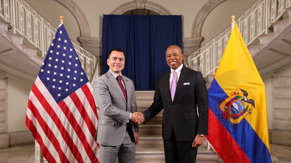 El presidente de la República, Daniel Noboa, y el alcalde de Nueva York, Eric Adams, durante una reunión en esa ciudad de Estados Unidos.