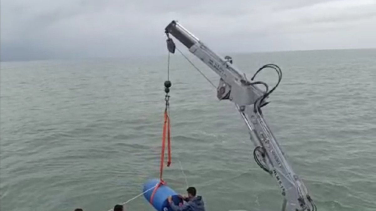 Control.- La Armada de Ecuador saca tanques con 55 galones de combustible cerca de la costa de Esmeraldas.