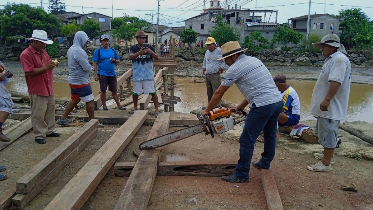 Habitantes de la comuna Libertador Bolívar construyeron dos puentes de madera.