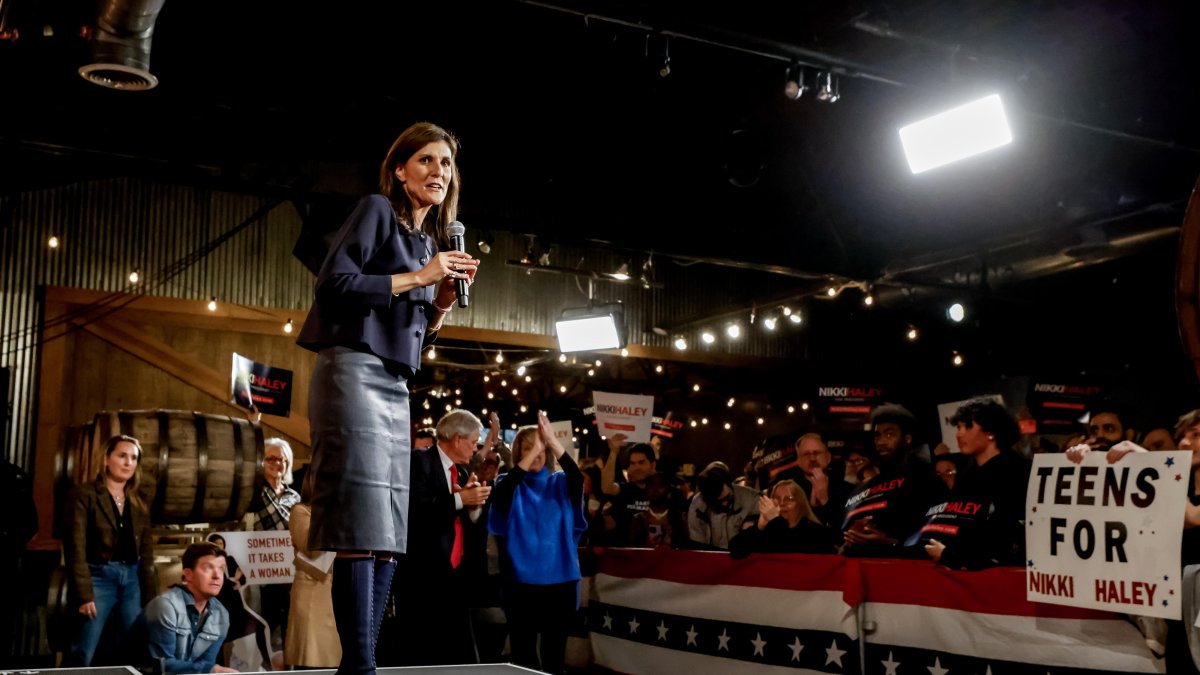 La candidata presidencial republicana estadounidense Nikki Haley participa en un evento de campaña en Norfolk Hall en Suffolk Punch, en Charlotte, Carolina del Norte, EE.UU.