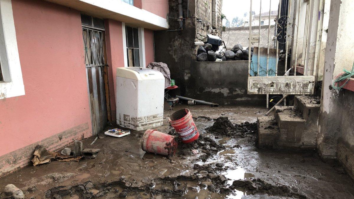 El agua ingresó a las viviendas y causó daños en los enseres, aún se puede observar lodo en estos lugares.