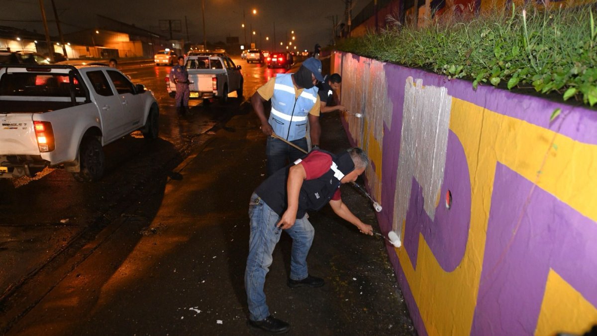 Acción. Un mural con propaganda política fue borrado en el km 11 de la vía Daule.