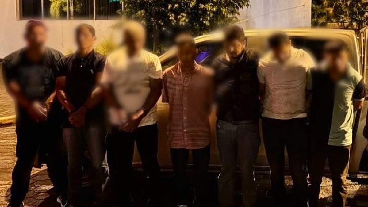 Siete personas de nacionalidad ecuatoriana fueron aprehendidas por tenencia y porte de armas ilegal.