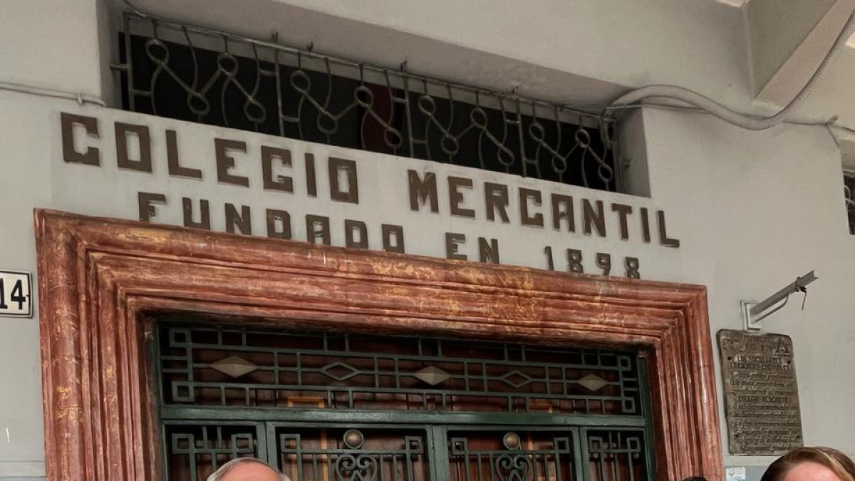 1. Reencuentro. Las excompañeras se emocionaban al volver a verse después de varios años. Se abrazaban, contaban anécdotas y reían.