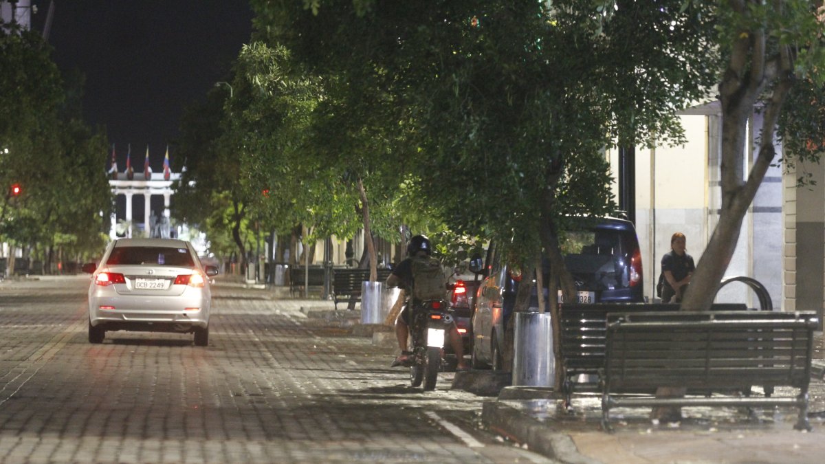 Bulevar 9 de Octubre. Eran la 01:00 y en la 9 de Octubre se observaban carros, motocicletas y personas que circulaban por la calle. Algunas familias hasta duermen en los portales de los inmuebles.