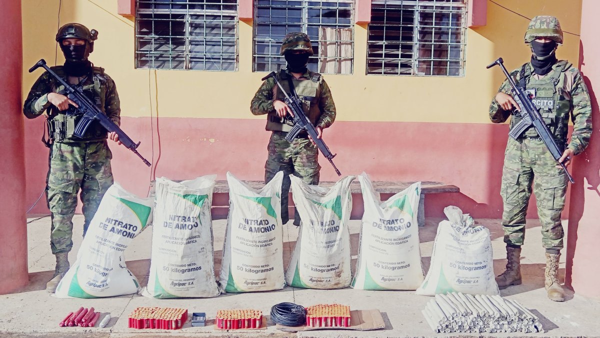 Muestra. Algunos de los elementos fueron abandonados cuando se acercaron los uniformados a la zona.