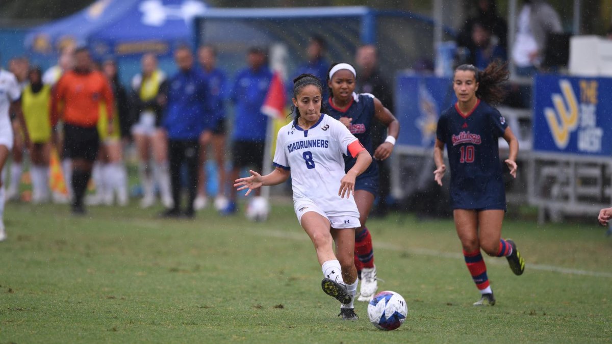Jugó becada en Estados Unidos donde terminó sus estudios de ingeniería con especialización en mecánica de la universidad de Bakersfield, en California.