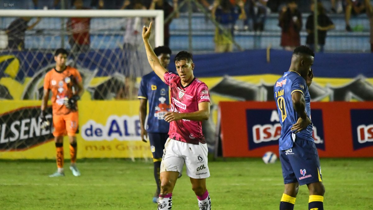 El ariete Michael Hoyos (c) marcó el gol de la victoria de Independiente del Valle sobre Delfín.