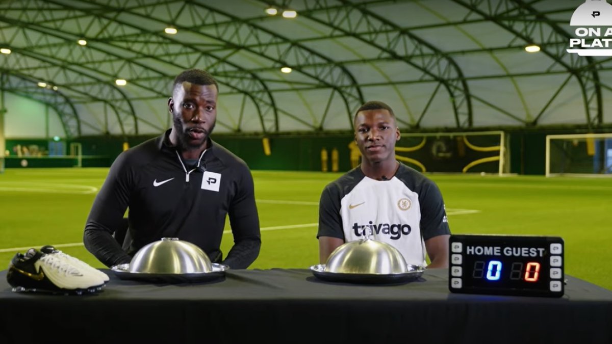El youtuber Harry Pinero y el volante tricolor Moisés Caicedo durante el programa On a plate.
