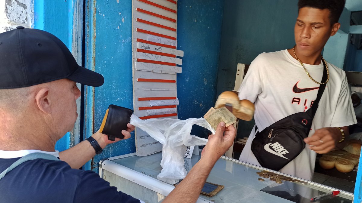 Un hombre compra pan, el 26 de febrero de 2024, en La Habana (Cuba). 