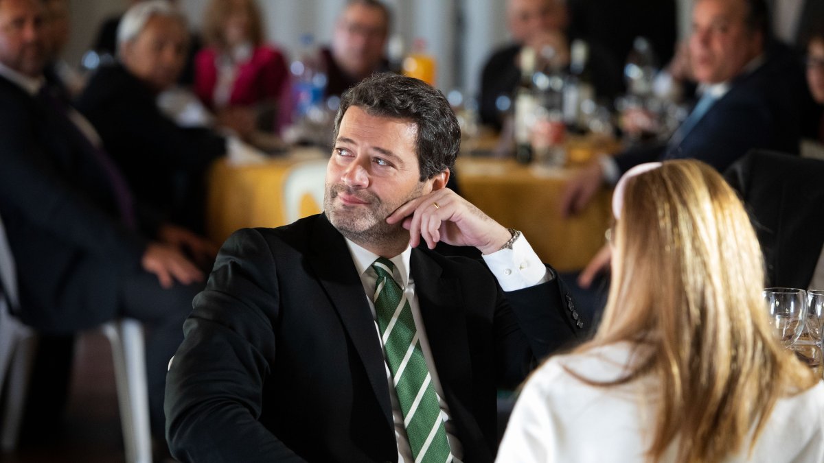 El líder del Partido Chega (suficiente), Andre Ventura (C), asiste a un mitin de campaña electoral para las próximas elecciones legislativas del país en Castelo Branco, Portugal.