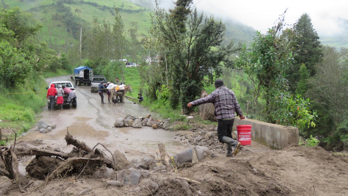 Las fuertes lluvias han provocado derrumbes que han obstruido las vías y tienen incomunicadas varias localidades.