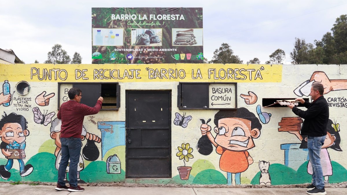 Directivos del comité de La Floresta, en La Merced, usan uno de los puntos de clasificación de desechos y acopio de material reciclable.