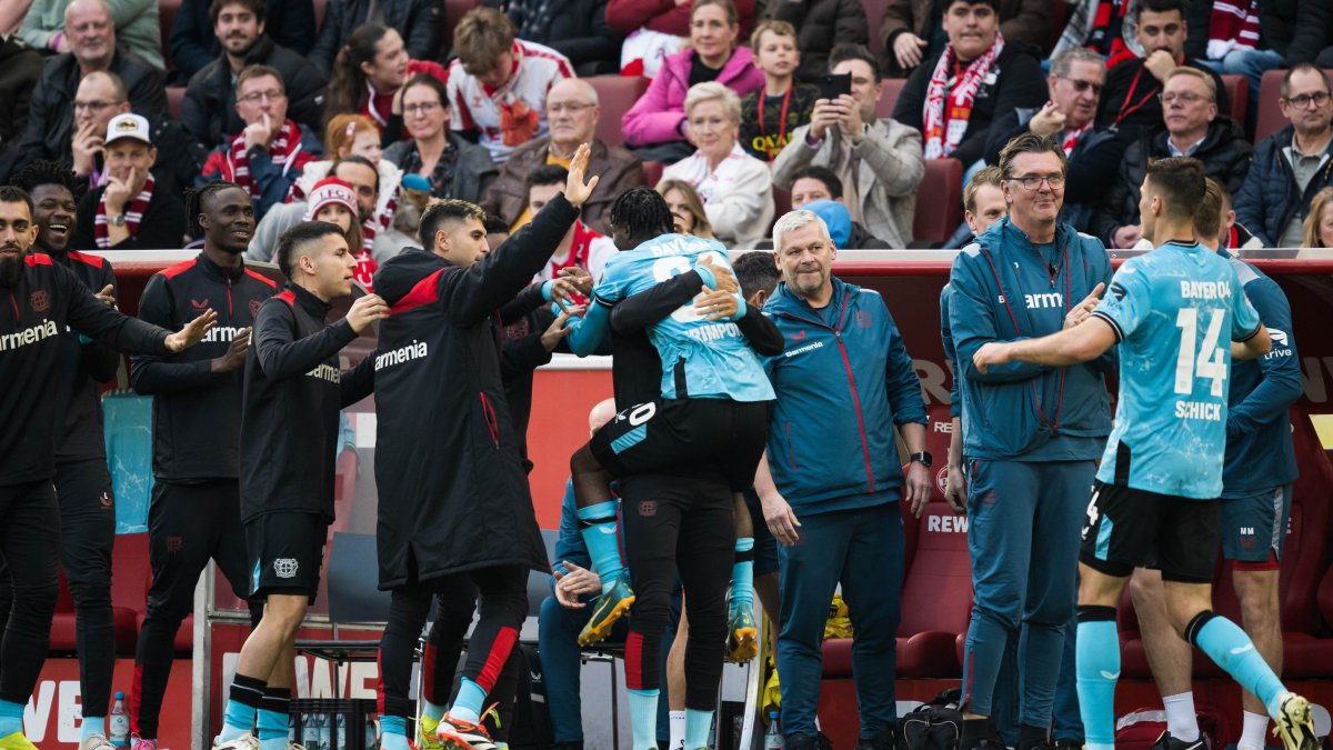 Jugadores del Bayer Leverkusen celebran el gol de Jeremy Frimpong.