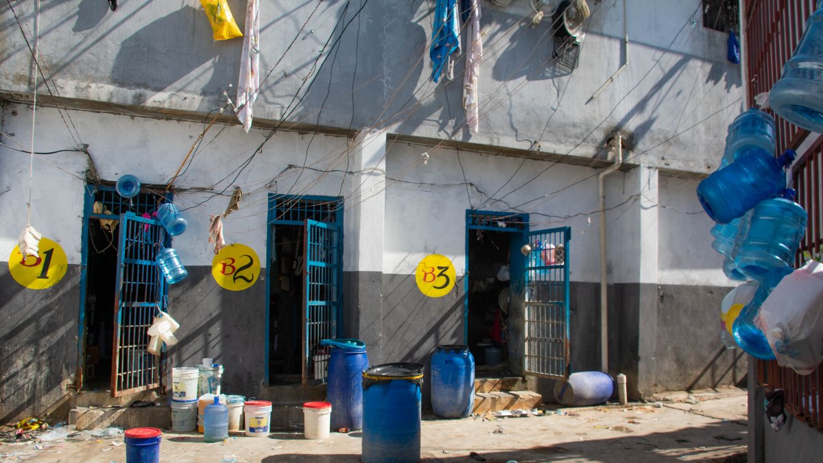 Fotografía del interior de la Penitenciaria Nacional luego del ataque por parte de bandas armadas, este domingo en Puerto Príncipe (Haití). 
