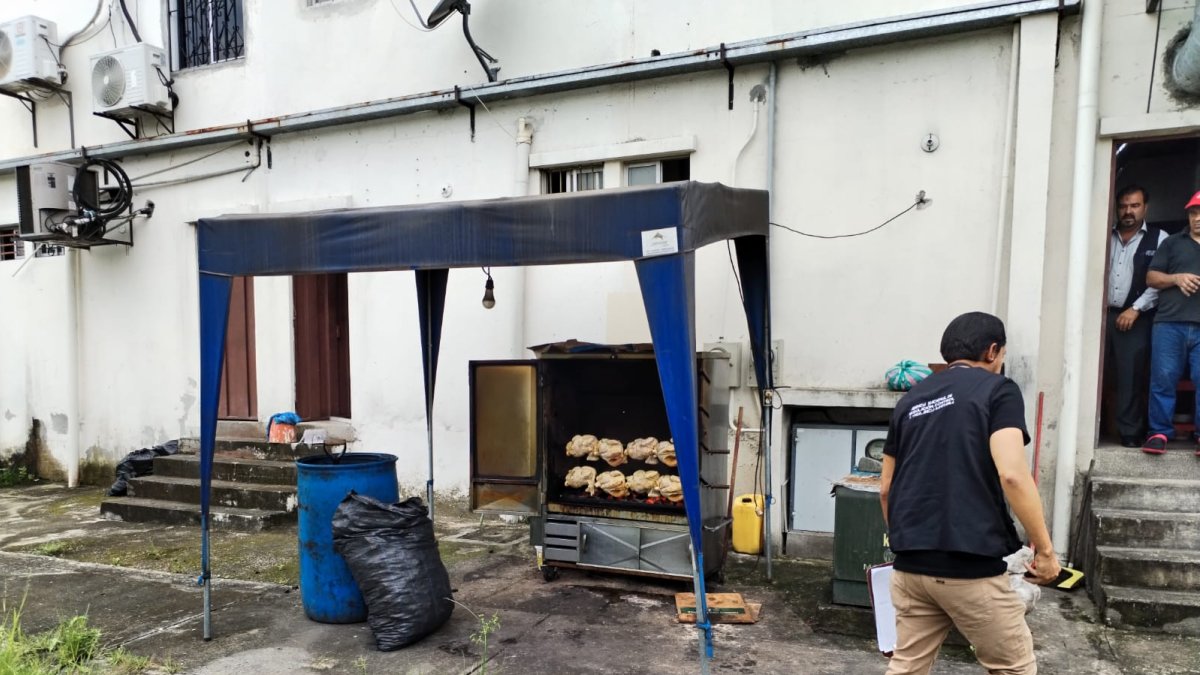 Caso. Funcionarios de Arcsa clausuraron el restaurante de venta de pollo.