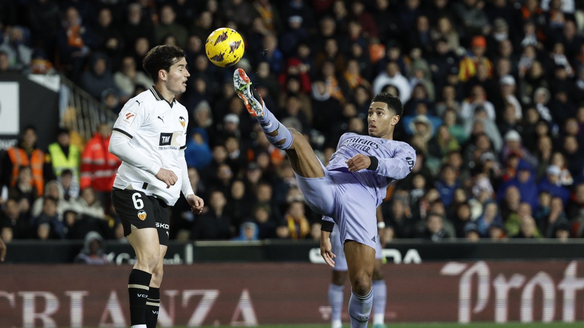 El centrocampista inglés del Real Madrid Jude Bellingham (d) ante el defensa del Valencia Hugo Guillamón durante el encuentro entre Valencia y Real Madrid.