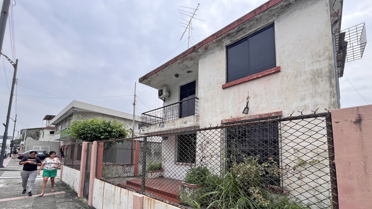 1. Descuido. En la calle Limber y Rosa Borja de Ycaza, las paredes de la vivienda esquinera están llenas de moho por la humedad. Y sus rejas, oxidadas y corroídas. 