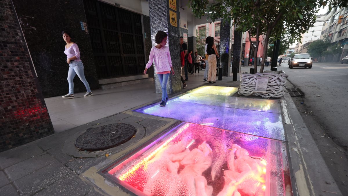 Escenario. La escultura se encuentra en la acera de la intersección de Rumichaca y Luque, corazón comercial del centro de Guayaquil.