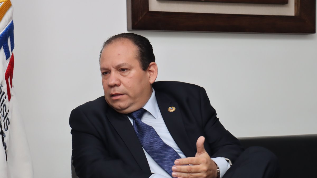 Es economista. Tiene más de 20 años de experiencia en el ámbito tributario y de prevención de lavado de activos.