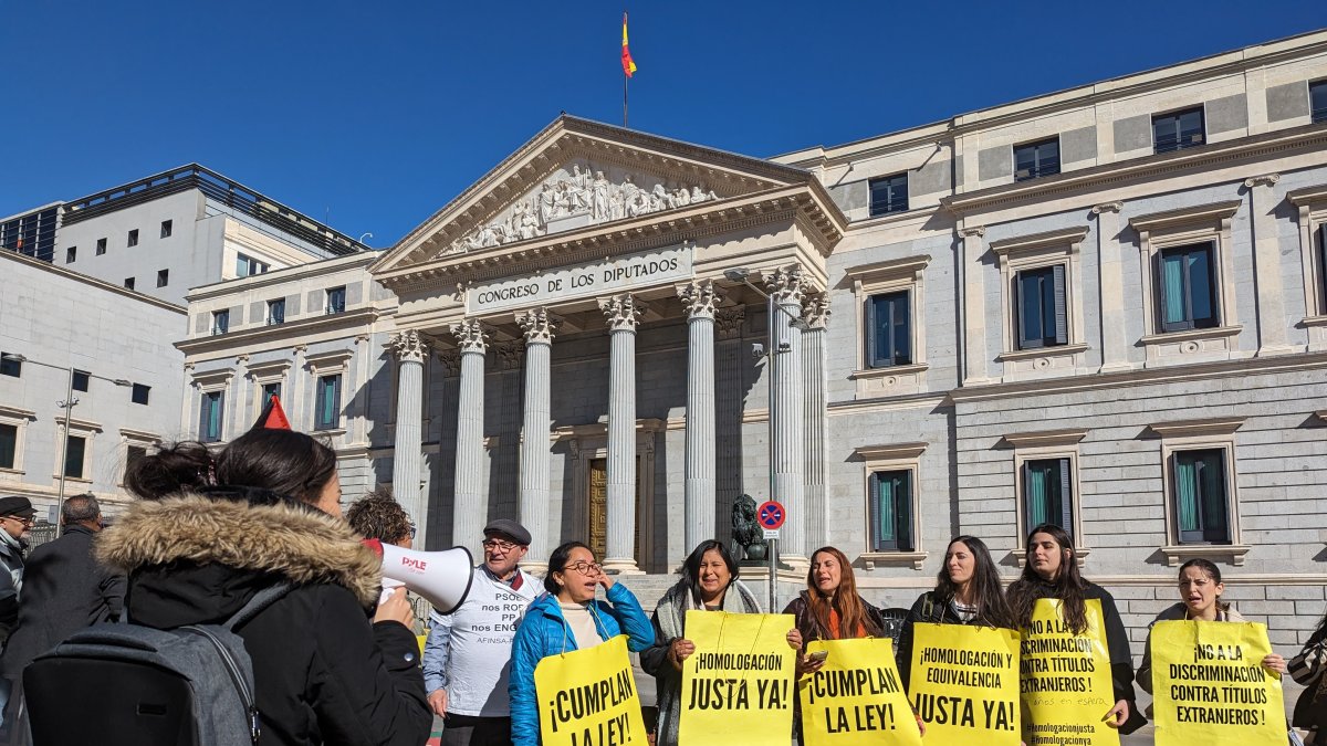 Los extranjeros organizan manifestaciones en diversas ciudades de España para pedir que se acelere el proceso de homologación de sus títulos.