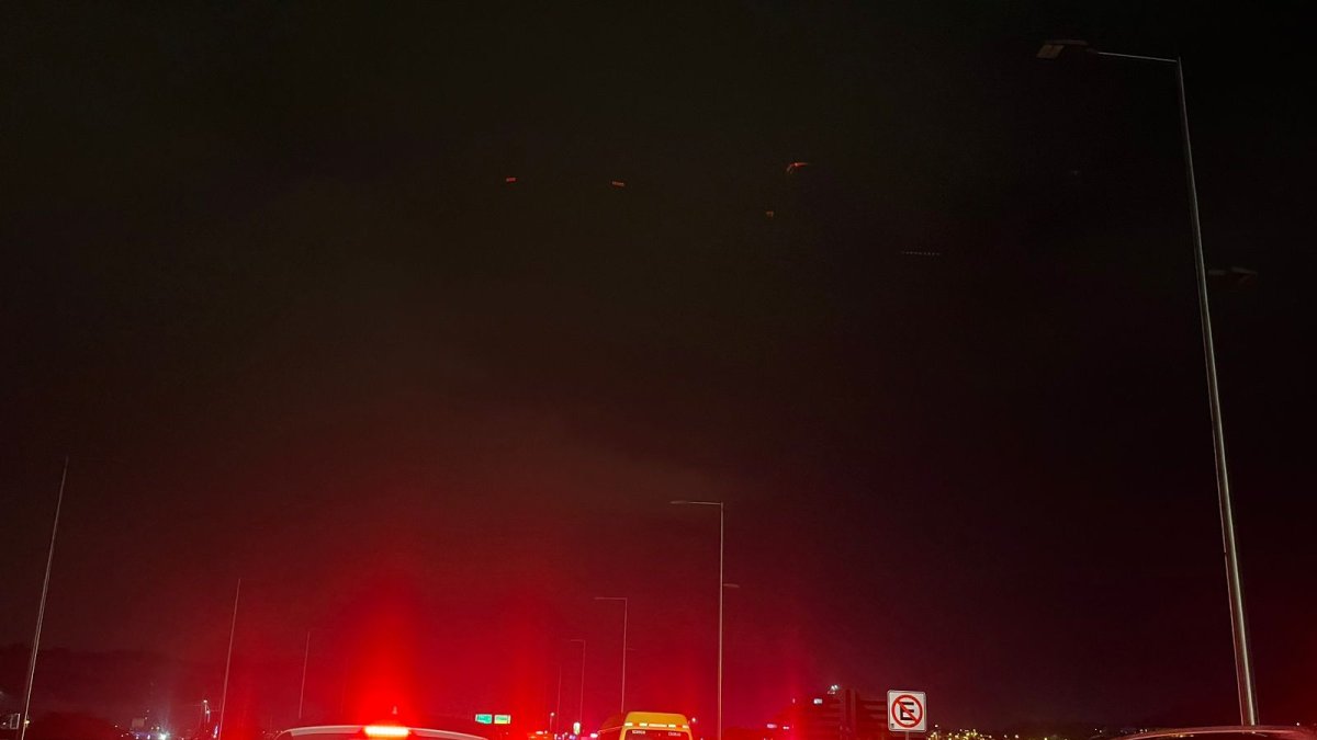 El puente solo es iluminado por las luces de los vehículos