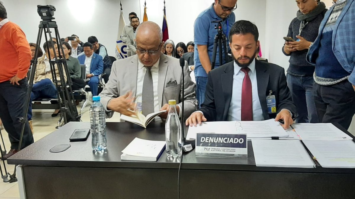 Consejero Esteban Guarderas acudió a la audiencia  por supuesta infracción electoral en contra del alcalde Pabel Muñoz.