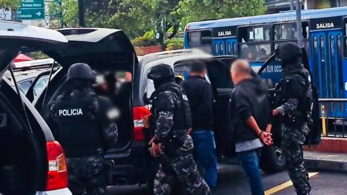 Los ahora procesados fueron detenidos en el parqueadero de un restaurante, en Quito.