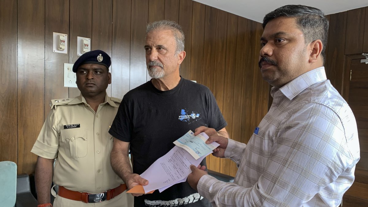 El marido de la pareja española agredida en el norte de la India recibe un cheque compensatorio por parte de las autoridades