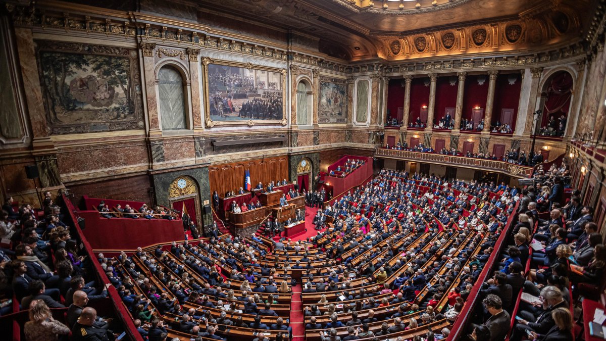 Miembro del parlamento escuchan al Primer Ministro de Francia, Gabriel Attal,