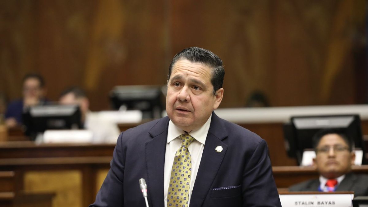 Muentes fue legislador del Partido Social Cristiano en la Legislatura cesada por la muerte cruzada.