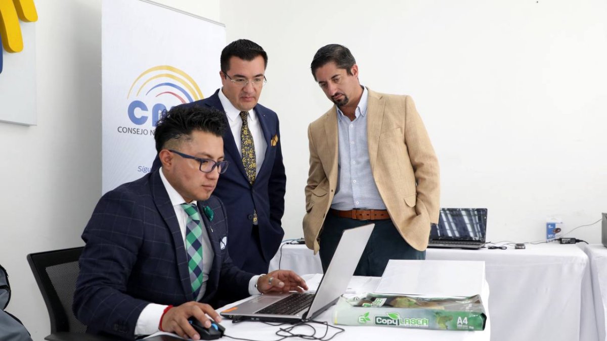 Javier Orti, dirigente del partido Avanza, en el trámite de inscripción para la campaña.