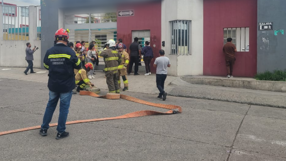 Personal del Cuerpo de Bomberos en los exteriores de la institución educativa.