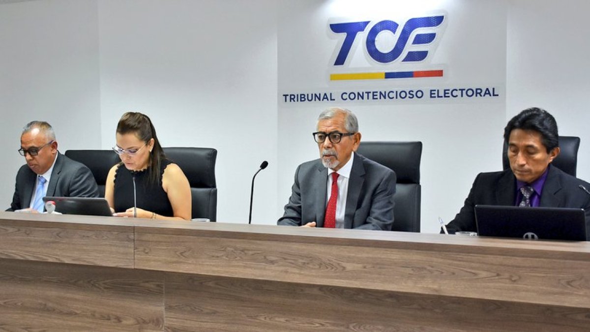 El juez Joaquín Viteri estuvo al frente de la diligencia en el Tribunal Contencioso Electoroal.