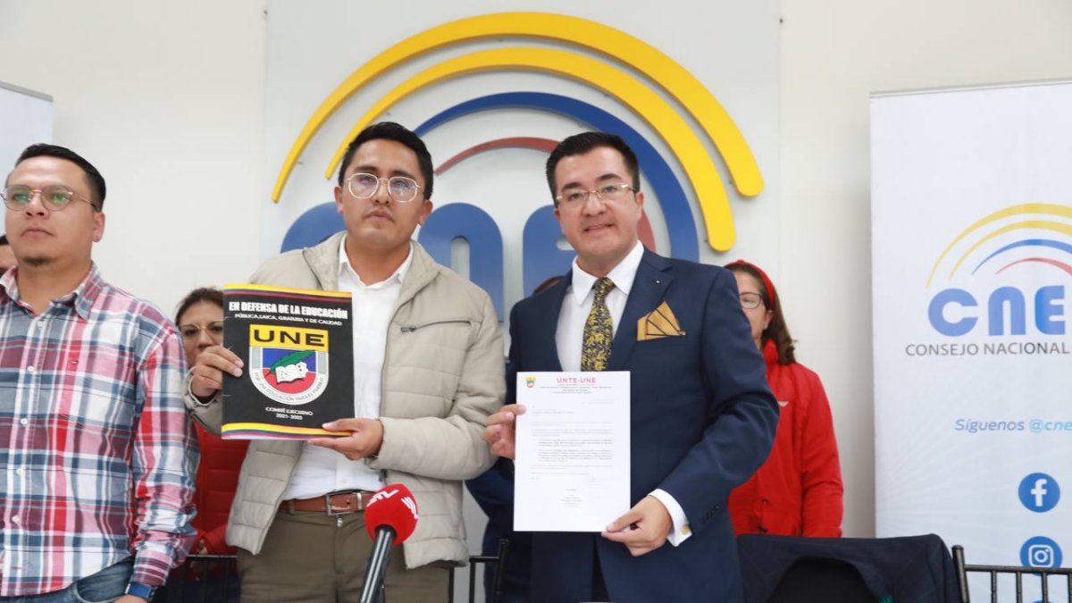 El presidente de la Unión Nacional de Educadores (UNE) en la presentación del formulario.