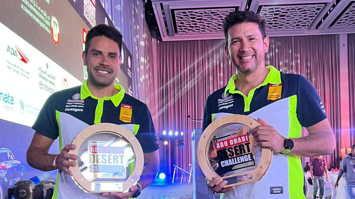 Fernando Acosta y Sebastián Guayasamín (d) con los premios obtenidos en el Abu Dhabi Desert Challenge.