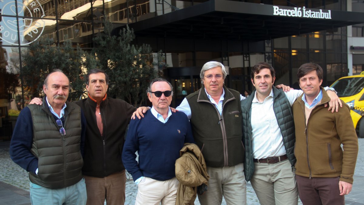 Los ciudadanos de nacionalidad española rechazan este cargo por el que se los retuvo.