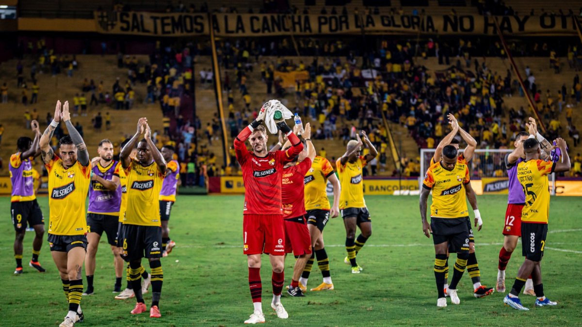 Barcelona festeja tras vencer 2-0 al Imbabura, en el estadio Monumental.