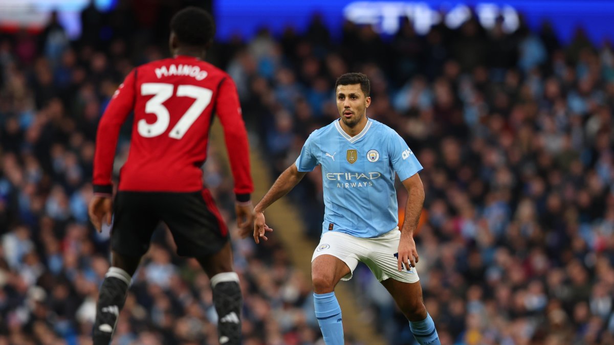 Rodri (d) del Manchester City en acción durante el partido de la Premier League inglesa entre Manchester City y Manchester United.